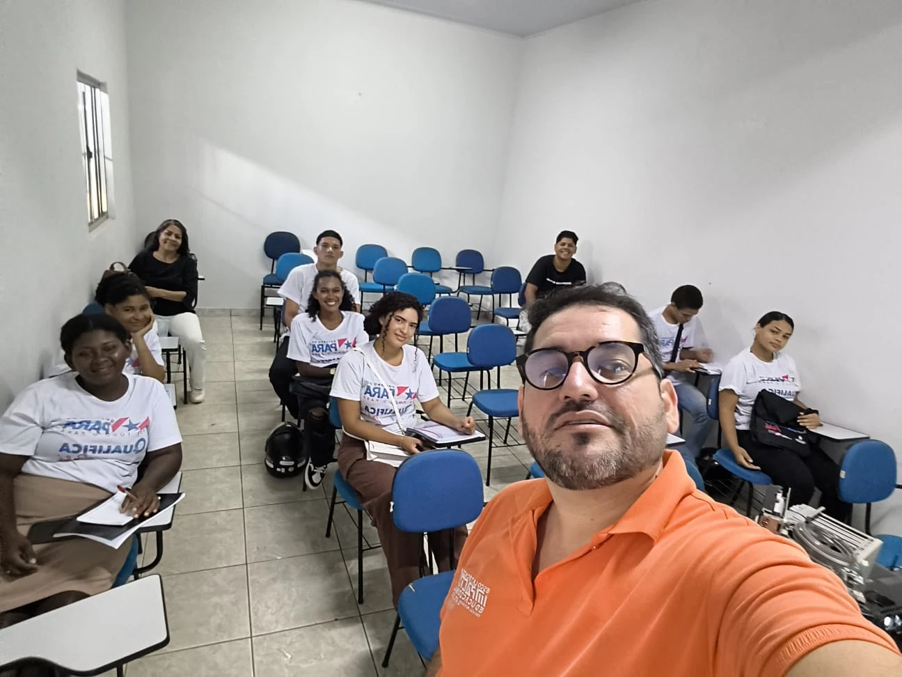Professor e alunos da Impacto