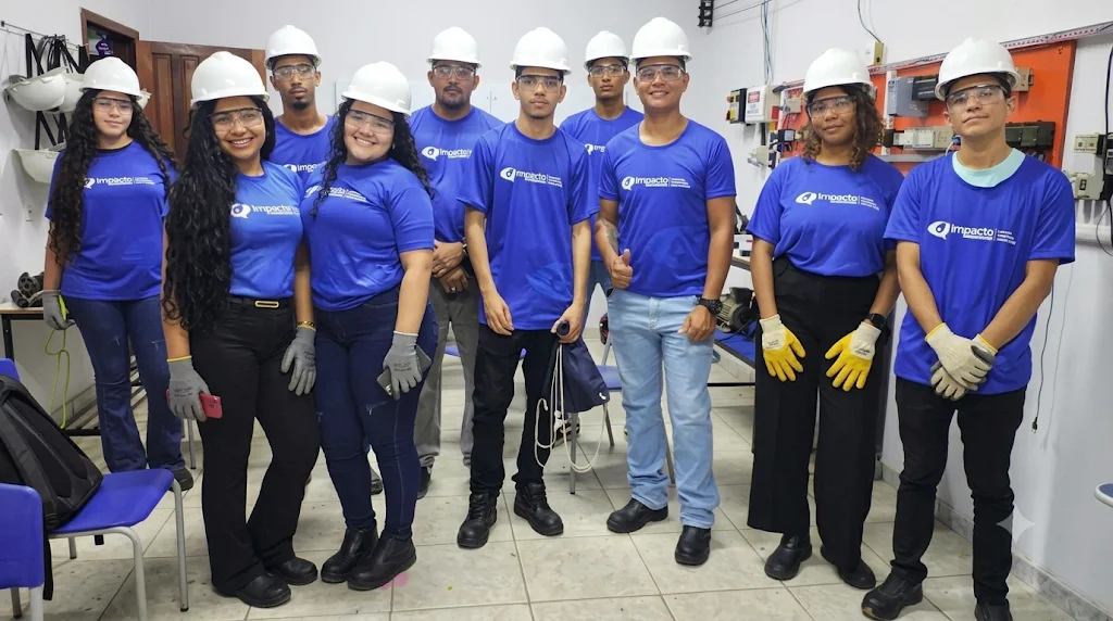 Turma real da Impacto Educacional em atividade de formação